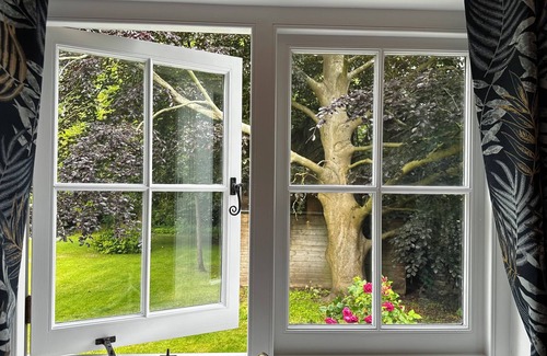 Willesborough Cottage | Newly refurbished Coach House. Close to transport hubs.