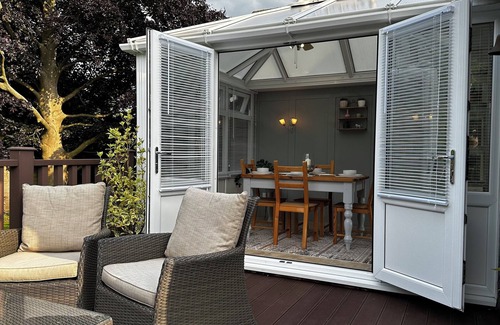 Willesborough Cottage | Newly refurbished Coach House. Close to transport hubs.