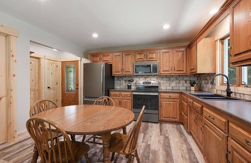 Athelstane House | NEWLY REMODELED 2 BED CABIN ON ATV/SNOWMOBILE TRAIL