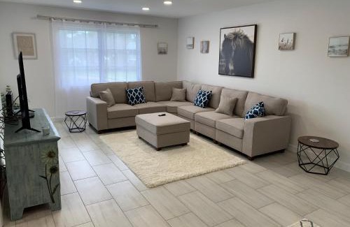 Central Naples Apartment | Newly remodeled 2br, 2ba condo in Naples Bath and Tennis