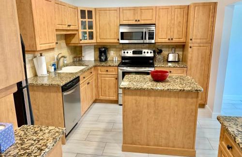 Central Naples Apartment | Newly remodeled 2br, 2ba condo in Naples Bath and Tennis