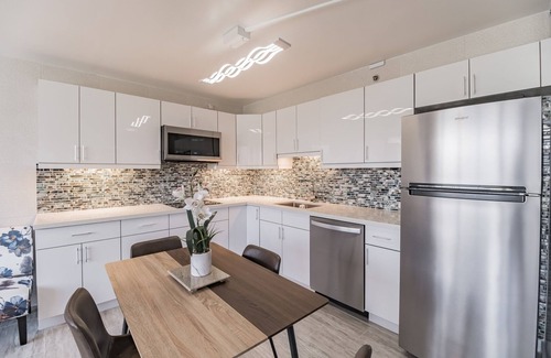 Waikiki House | Newly Remodeled - 30th Floor Suite with EPIC Mountain Views by Koko Resort Vacation Rentals