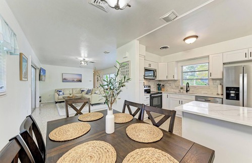 Laurel House | Newly Remodeled Beach Home, only1 mile to Nokomis Beach!