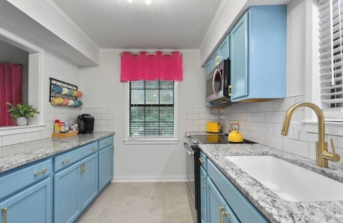 Thunderbolt House | Newly Remodeled * Bright & Spacious Home * Sleeps 8 * Dogs Welcome