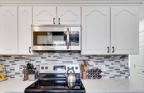 Lake Harmony Estates House | Newly remodeled, EV Charger, King bed, Game & Movie room, Family-Pet-friendly!