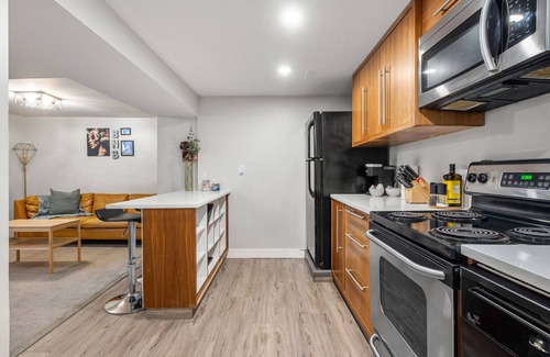Crescent Heights House | Newly Renovated 2 BDRM Near DT & River w/Parking