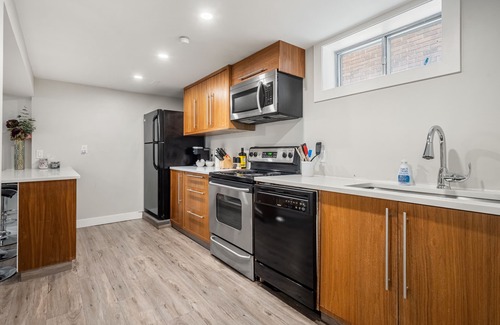 Crescent Heights House | Newly Renovated 2 BDRM Near DT & River w/Parking