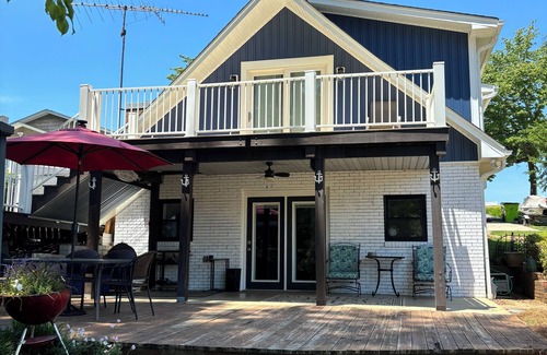 Southmont House | Newly Renovated 3BR, 2BA, pet friendly, with 3 kayaks, boat ramp nearby