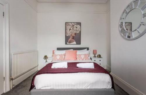 Sunderland House | Newly Renovated 3br House Near Hospital & Uni