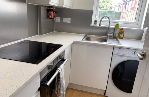 Custom House Apartment | Newly Renovated 4BD Home, 11 Mins to ExCel London!