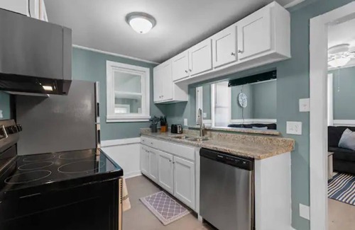 Fox Hill - Grandview House | Newly-Renovated Beach Bungalow-Walk to Beach