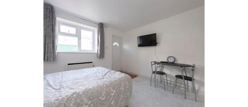 Childs Hill Apartment | Newly Renovated Cozy Studio in North London