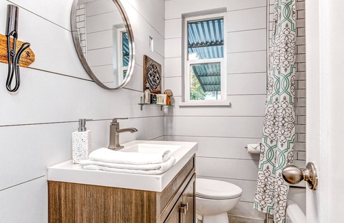 Canyon Rim House | Newly renovated/furnished getaway with hot tub and adorable decor - dogs OK