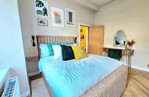 Glasgow House | Newly Renovated Gem - Free Parking & Modern Comfort