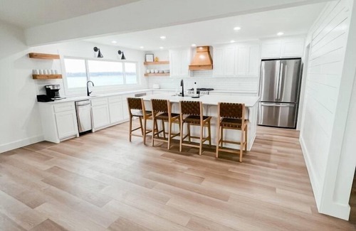Grove House | Newly Renovated Lakeside Property