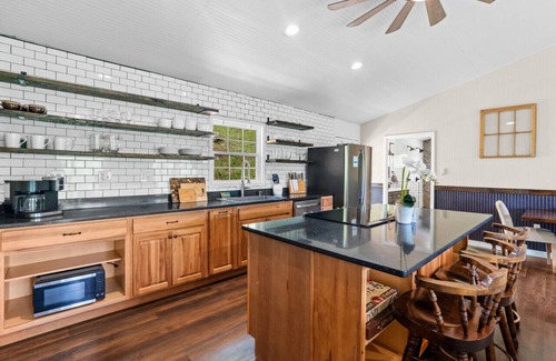 Weaverville House | Newly Renovated Mountain Retreat