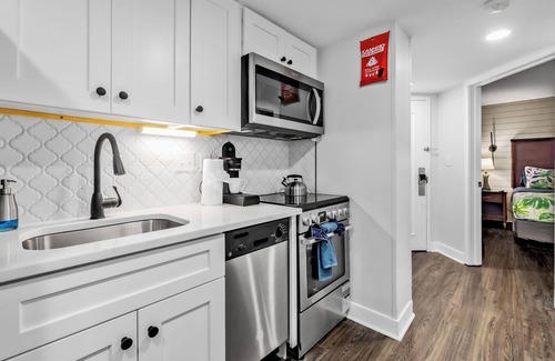 Myrtle Beach Resort | Newly RENOVATED! Oceanview w King suite Pools W/D