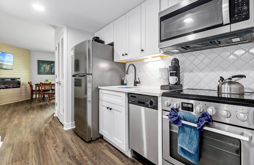 Myrtle Beach Resort | Newly RENOVATED! Oceanview w King suite Pools W/D