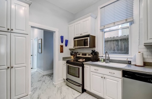 Midtown Apartment | Newly Renovated ☆ Pet-friendly w/Back Yard ☆ Victorian District ☆ Park Side
