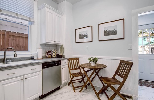 Midtown Apartment | Newly Renovated ☆ Pet-friendly w/Back Yard ☆ Victorian District ☆ Park Side