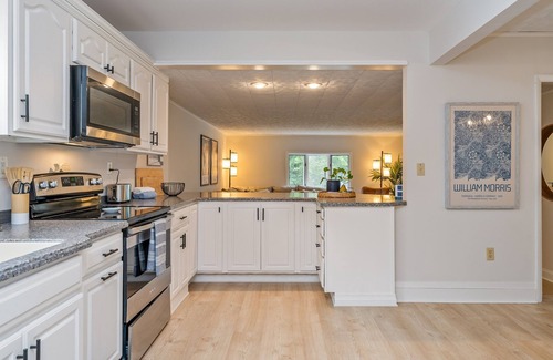 Geneva House | Newly Renovated | Sleeps 8 | Walk to Seneca Lake