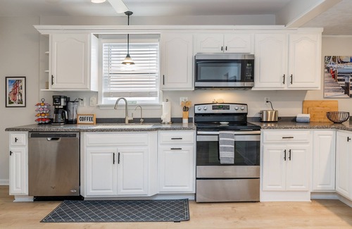 Geneva House | Newly Renovated | Sleeps 8 | Walk to Seneca Lake