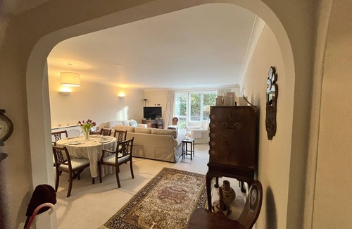 Wimbledon Apartment | Newly renovated spacious 3 bedroom apt in charming Wimbledon Village