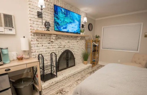 Deer Park House | Newly Renovated Studio with Private Entrance