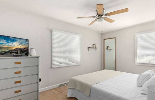 Del Haven Cottage | Newly renovated cottage, walk to the bay beach!