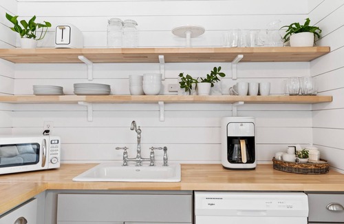 Del Haven Cottage | Newly renovated cottage, walk to the bay beach!