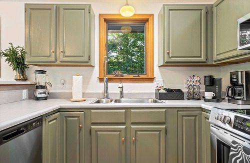 Sunday River Area Ski Chalet | Newly Updated Chalet- 5 min to Sunday River-Hottub-Sauna-playset
