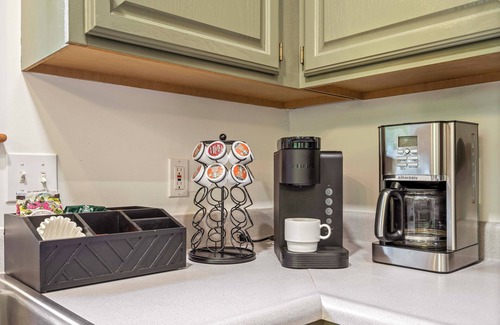 Sunday River Area Ski Chalet | Newly Updated Chalet- 5 min to Sunday River-Hottub-Sauna-playset