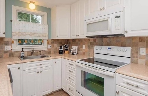 Eastward Look House | Newly updated Scarborough Home in Eastward, a stone's throw from Scarborough Beach!