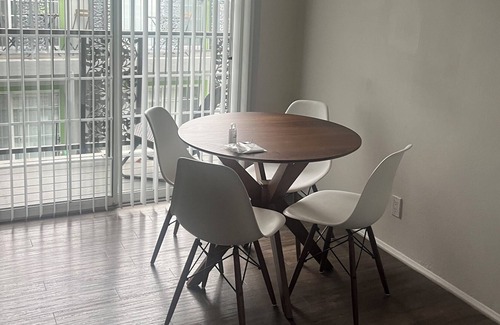 East Side Costa Mesa Apartment | Newport Beach 1BR Apartment. Reduced rates during Fall and for long term rentals