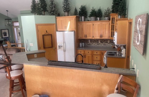De Pere House | NFL Draft; 3 Bdrm home w/Hot tub, fenced in acre yard; pet friendly; De Pere, WI