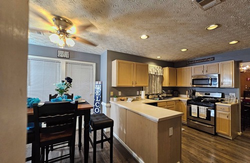 Stone Mountain House | NFL House – 1Train Ride Away-7Min to Train Station, 8-Guests, 4-BRDs, Game Room