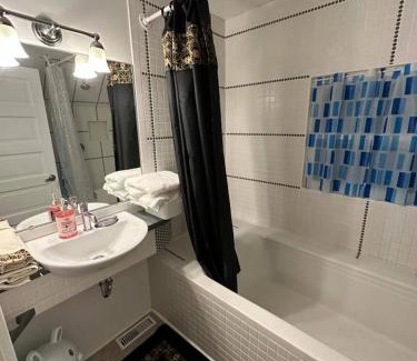 Downtown Niagara Falls House | Niagara Grand Retreat 4br