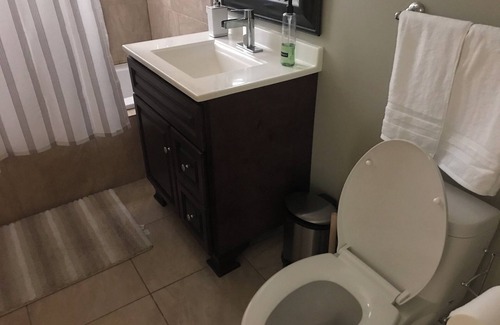 Woodlawn Apartment | Nice 2bedroom apartment steps away from UofChicago