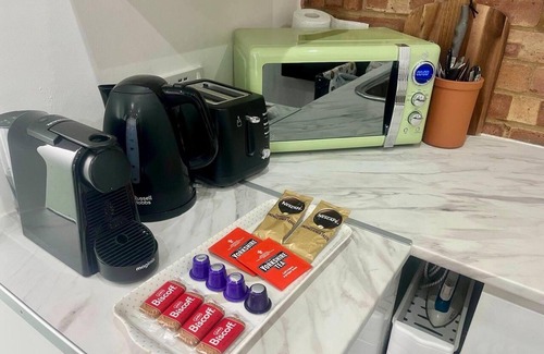 Luton Apartment | Nice And Cosy Large Studio Near Luton Airport!