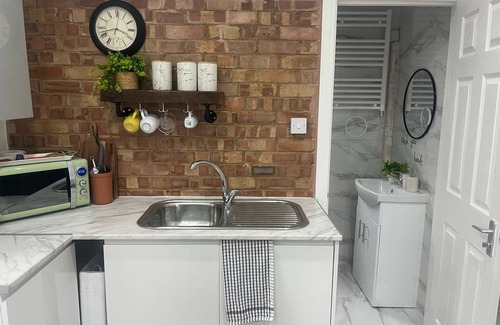 Luton Apartment | Nice And Cosy Large Studio Near Luton Airport!