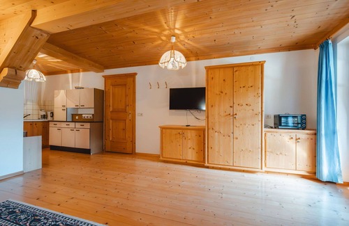 Sankt Martin bei Lofer Villa | Nice apartment in villa for 2 people with TV, balcony, pets allowed and parking