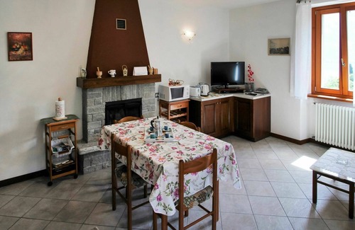 Cremia Apartment | Nice apartment for 4 people with TV, balcony and parking