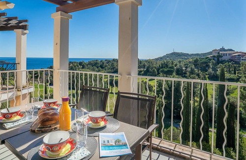 Le Dramont Apartment | Nice apartment for 4 people with WIFI, pool, TV, patio and pets allowed