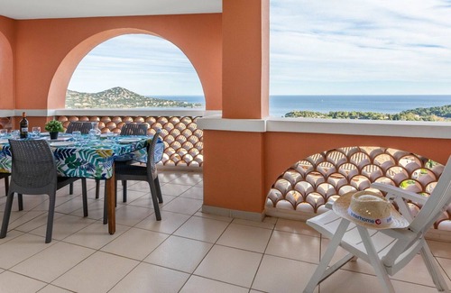Le Dramont Apartment | Nice apartment for 6 people with WIFI, pool, TV, terrace, pets allowed and parking