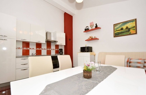 Obrovac Apartment | Nice apartment for 4 people with A/C, WIFI, TV and terrace