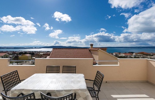 Kastel Gomilica Apartment | Nice apartment in Kastel Gomilica