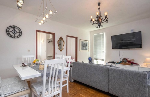 Malinska Apartment | Nice Apartment in Malinska With Wifi and 3 Bedrooms