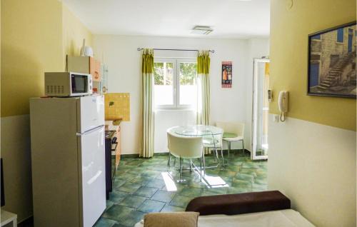 Mimice Apartment | Nice Apartment In Mimice With Wifi