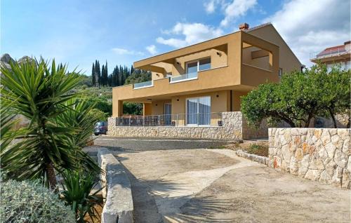 Molunat House | Nice Apartment In Molunat With Wifi