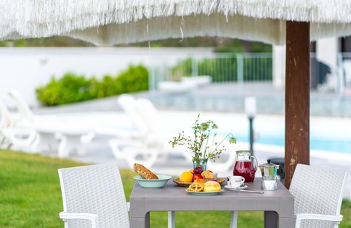 Citta Sant'Angelo Villa | Nice apartment in villa with WIFI, A/C, pool, TV, patio, pets allowed and panoramic view